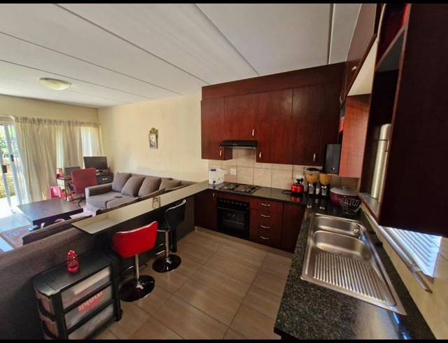 3 BEDROOM TOWNHOUSE FOR SALE IN HEUWELSIG ESTATE